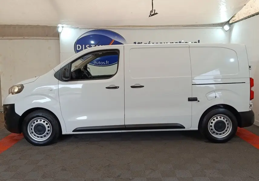 Vue de profil côté gauche d’un Peugeot Expert Fourgon blanc, version Taille M, avec portes latérales pleines et jantes acier.