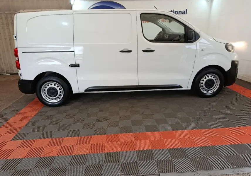 Profil droit du Peugeot Expert Fourgon blanc 2023, version Taille M, avec portes latérales coulissantes et jantes acier.