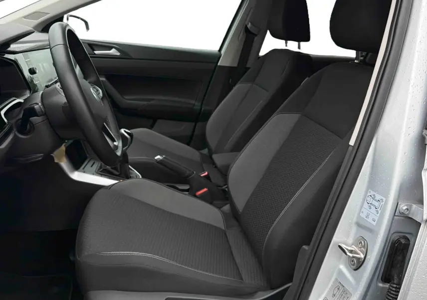 Vue intérieure côté conducteur de la Volkswagen Polo grise 2025, montrant les sièges avant et le volant multifonctions.