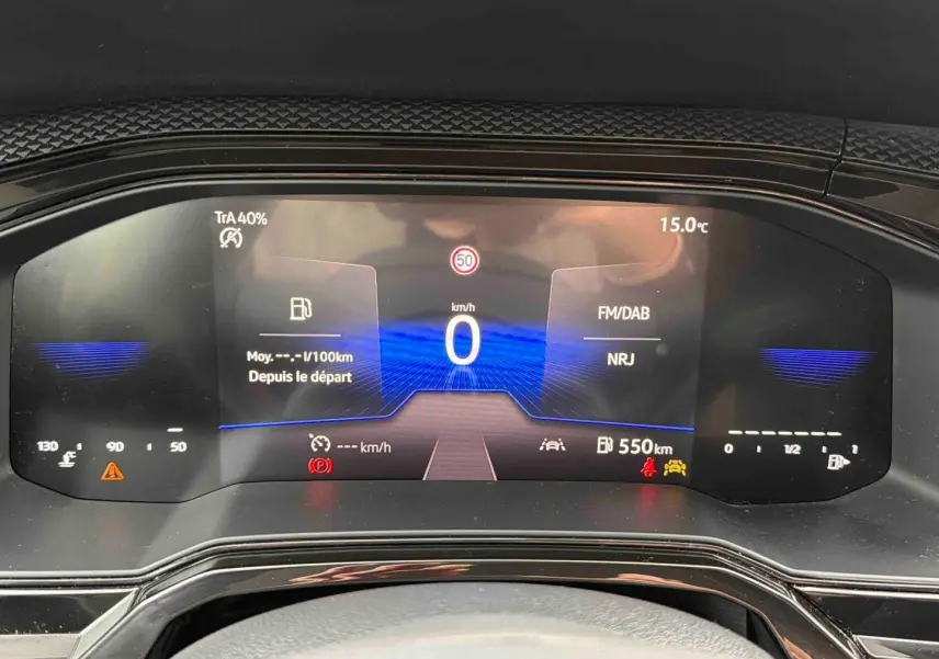 Vue rapprochée du combiné d'instruments digital de la Volkswagen Polo 2025 affichant la vitesse à 0 km/h et la température extérieure.