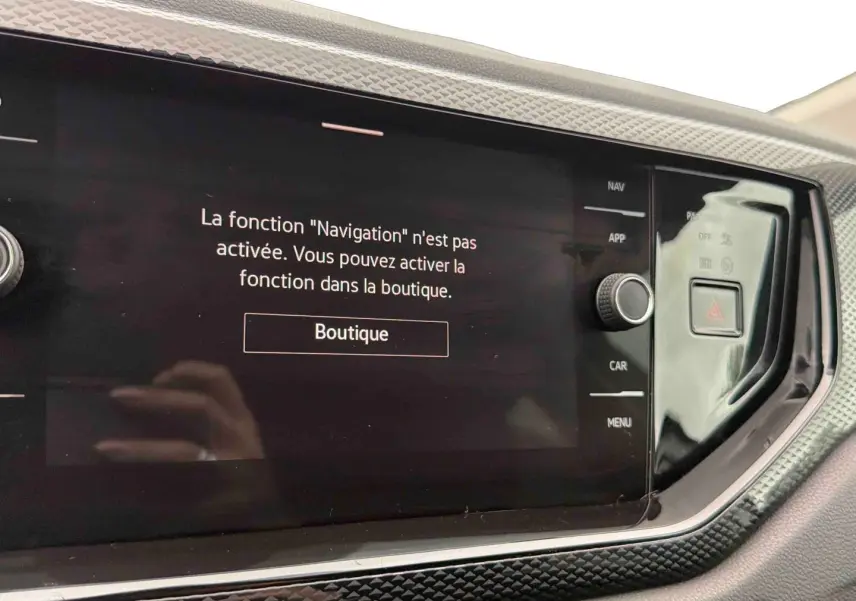 Écran tactile central de la Volkswagen Polo 2025 en gros plan, avec message d'activation de la navigation.