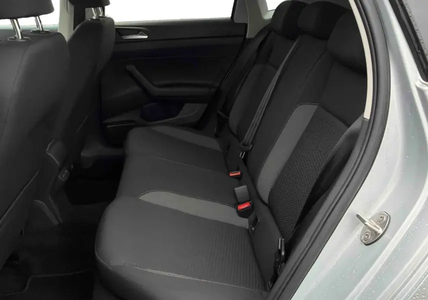 Vue intérieure côté droit sur la banquette arrière grise de la Volkswagen Polo 2025 avec porte ouverte.