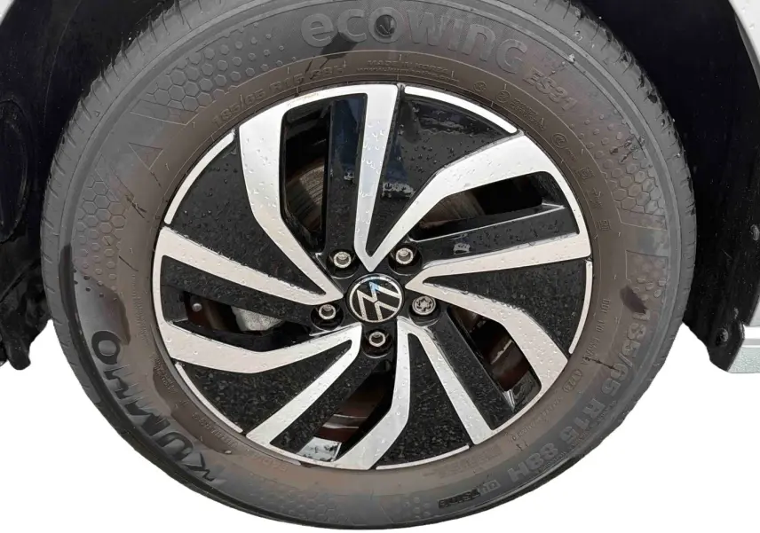 Gros plan sur la jante alliage 15 pouces bicolore de la Volkswagen Polo grise avec pneu Kumho Ecowing.