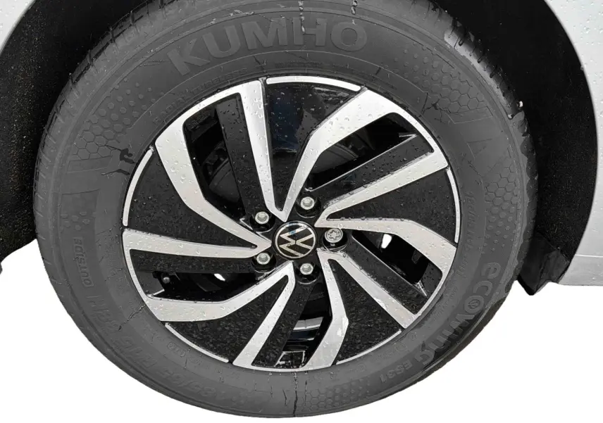 Gros plan sur la jante alliage 15 pouces bicolore noire et argentée de la Volkswagen Polo grise, avec pneu Kumho visible.