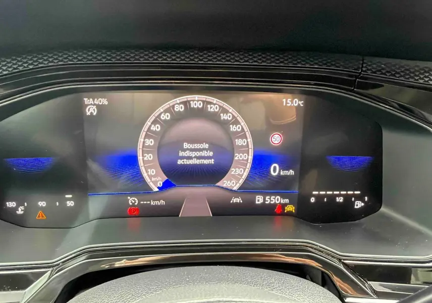 Vue rapprochée du combiné d’instruments digital de la Volkswagen Polo 2025 affichant la vitesse à 0 km/h et plusieurs alertes.