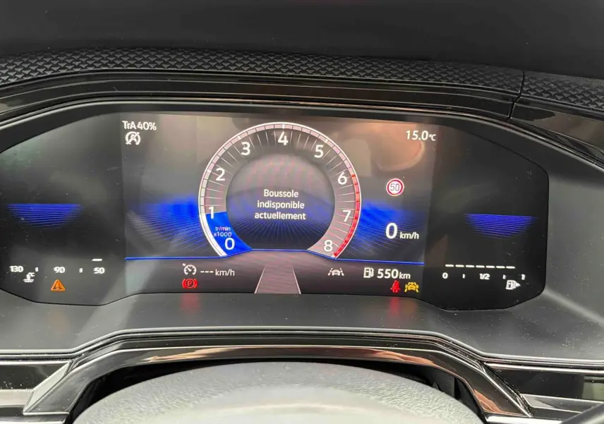 Vue rapprochée du combiné d'instruments digital de la Volkswagen Polo 2025 affichant compte-tours et vitesse à 0 km/h.