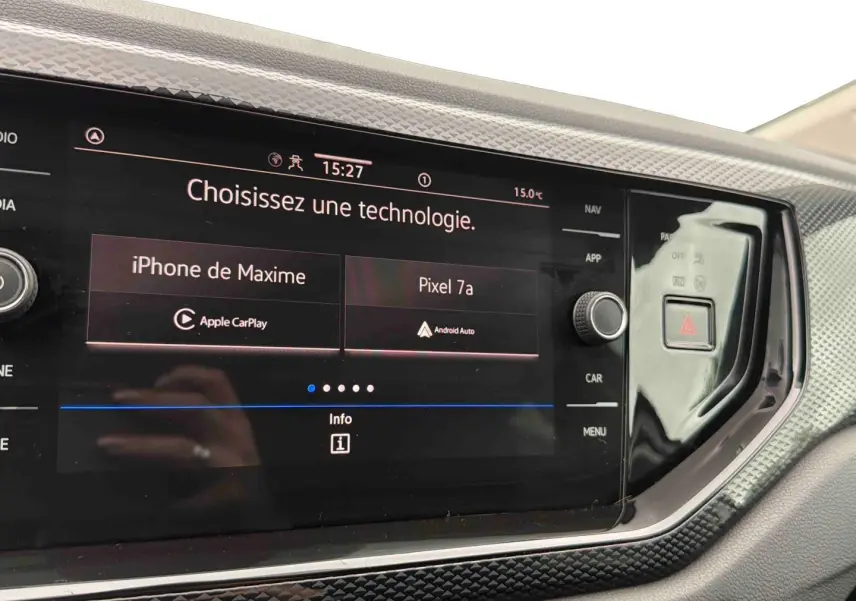 Écran tactile central de la Volkswagen Polo 2025 affichant le choix entre Apple CarPlay et Android Auto.