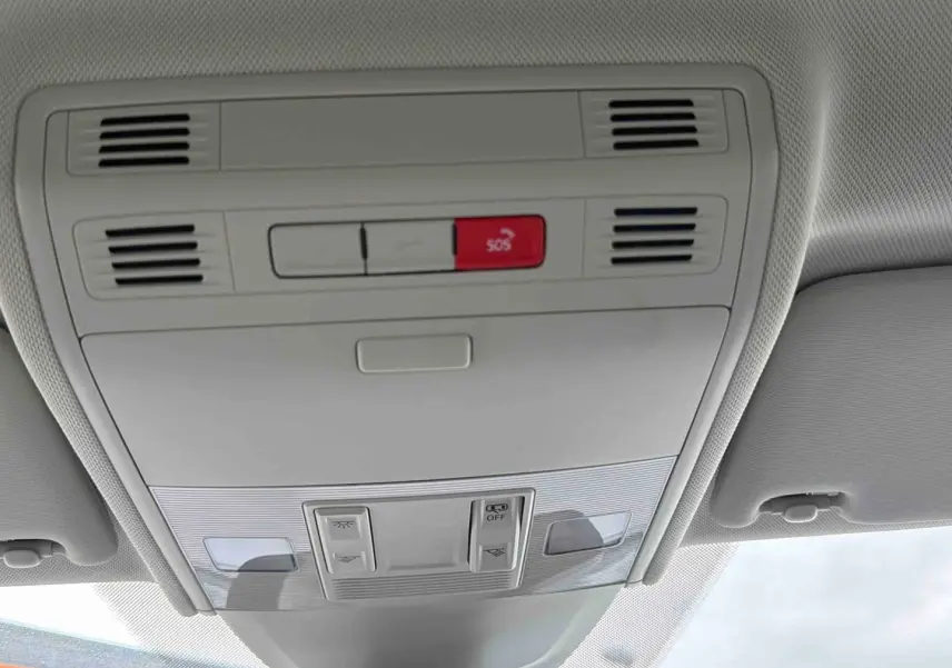 Vue intérieure du plafonnier gris clair avec bouton SOS et éclairages dans une Volkswagen Polo 2025.