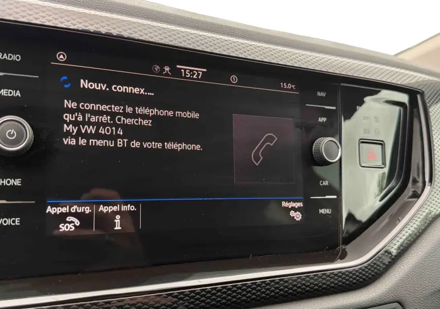 Écran tactile central du système infotainment de la Volkswagen Polo 2025, affichant les options de connexion Bluetooth.