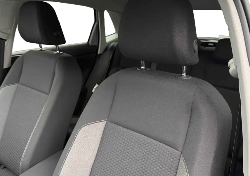 Gros plan sur les sièges avant gris foncé de la Volkswagen Polo 2025, montrant les appuie-têtes et détails de tissu.