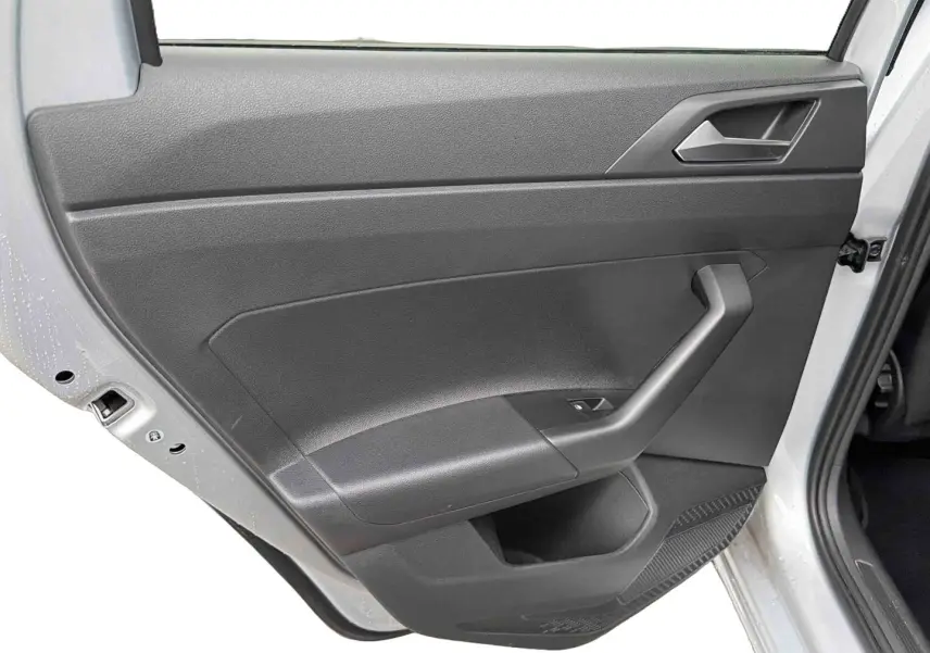 Vue rapprochée de la porte arrière gauche grise de la Volkswagen Polo 2025 avec poignée et commande de vitre noire.