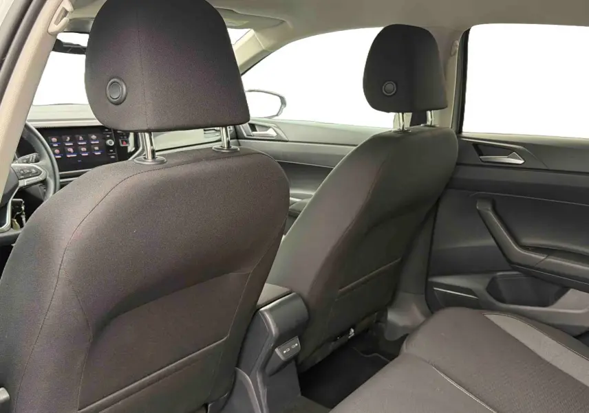 Vue intérieure arrière de la Volkswagen Polo grise 2025, montrant les sièges avant et la console centrale avec ports USB-C.