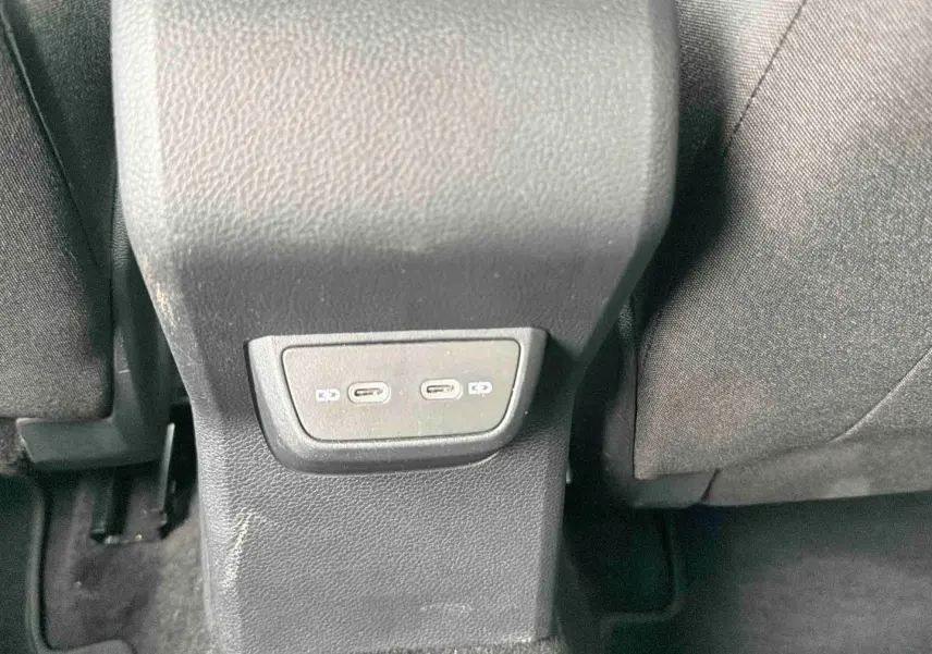 Vue rapprochée des ports USB-C arrière sur la console centrale intérieure de la Volkswagen Polo grise 2025.