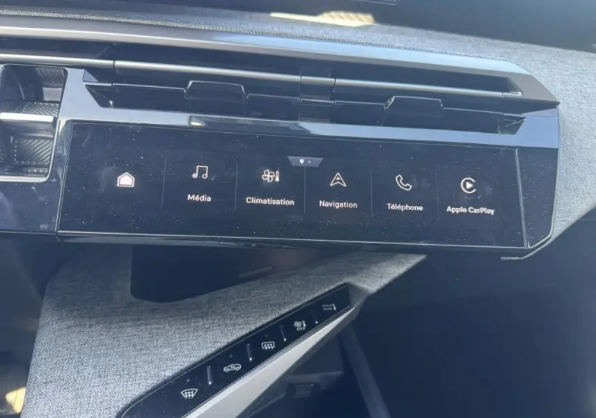Vue rapprochée de la console centrale tactile du Peugeot 3008 Hybrid gris foncé, affichant les commandes multimédia et climatisation.