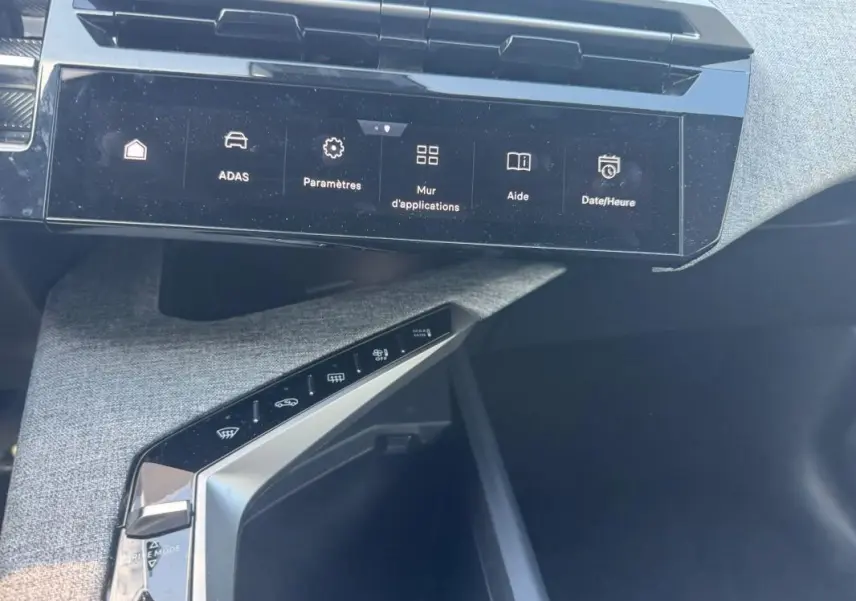 Vue rapprochée de la console centrale et écran tactile du Peugeot 3008 Hybrid gris foncé, mettant en valeur les commandes digitales.
