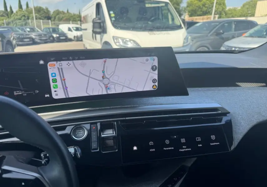 Vue intérieure du tableau de bord du Peugeot 3008 Hybrid 136 e-DCS6 Allure 2025 avec écran tactile et navigation affichée.