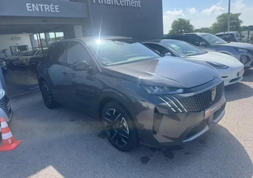 Peugeot 3008 Hybrid gris foncé vue 3/4 avant droit, avec calandre distinctive et jantes alliage 19 pouces.