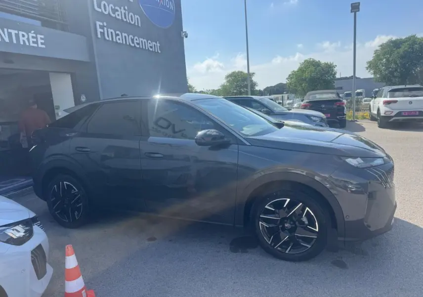 Peugeot 3008 Hybrid gris foncé vue de profil côté droit, avec jantes alliage noires et teintées.