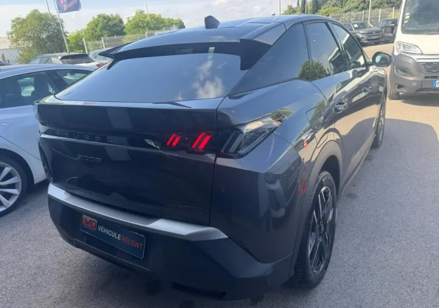 Vue 3/4 arrière droite d’un Peugeot 3008 Hybrid gris foncé avec feux arrière à LED et jantes alliage 19 pouces.