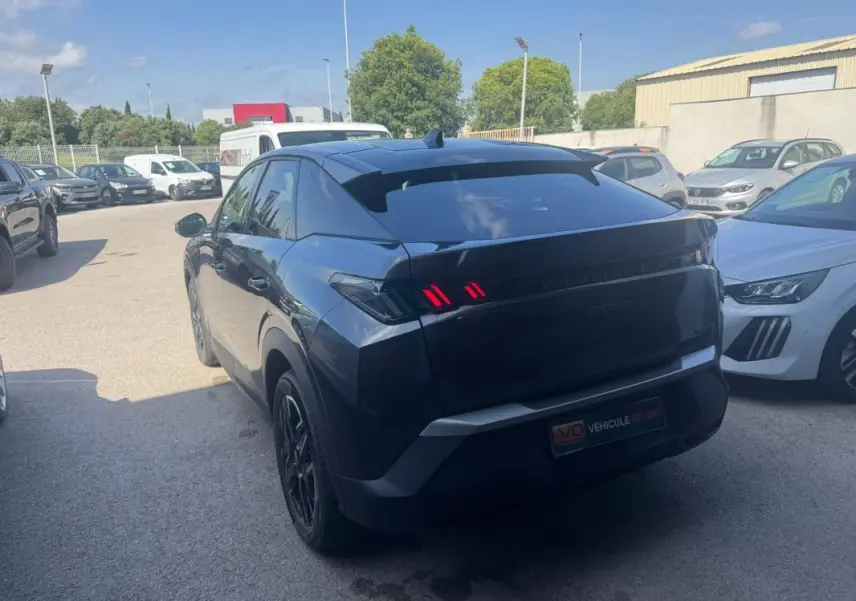 Vue 3/4 arrière droite d’un Peugeot 3008 Hybrid gris foncé avec feux arrière LED et jantes alliage 19 pouces.