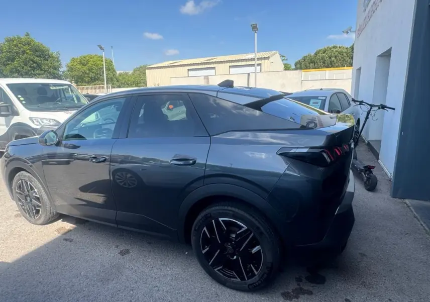 Peugeot 3008 Hybrid gris foncé vue 3/4 arrière droit, jantes alliage 19 pouces et lignes anguleuses marquées.
