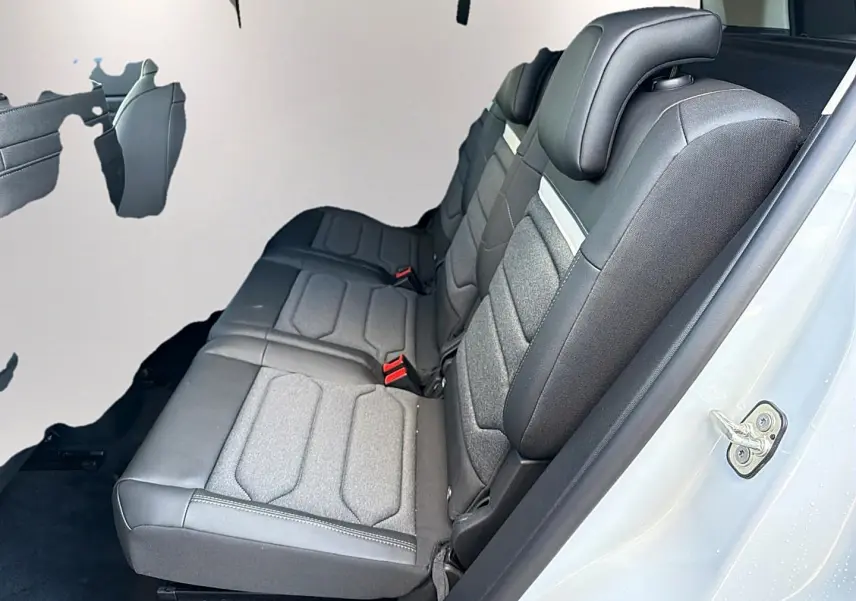 Vue latérale droite des sièges arrière coulissants en tissu gris du Citroën C5 Aircross blanc 2025.
