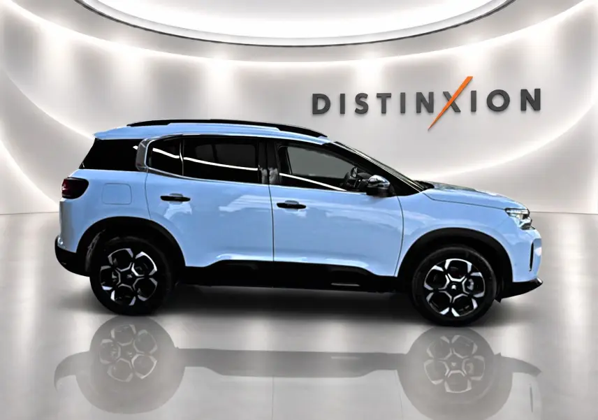 Vue de profil côté gauche d'un Citroën C5 Aircross 2025 bleu clair avec jantes noires et toit noir.