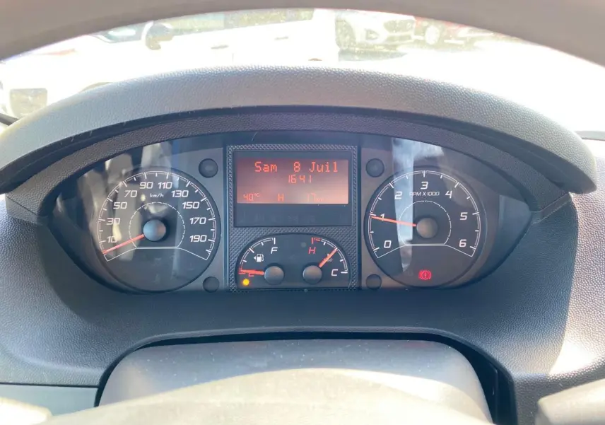 Tableau de bord du Citroën Jumper 2023 avec compte-tours, compteur de vitesse et écran digital affichant la date et heure