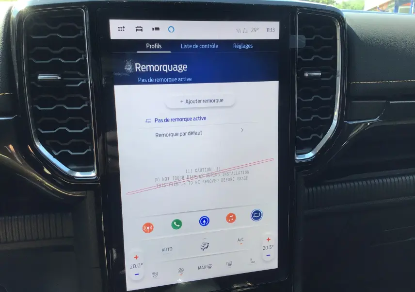 Écran tactile central du Ford Ranger Wildtrak gris carbone, affichant le menu remorquage dans l'habitacle noir.