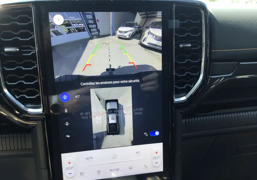 Écran central du Ford Ranger Wildtrak gris carbone montrant la caméra 360° et l'aide au stationnement en marche arrière.