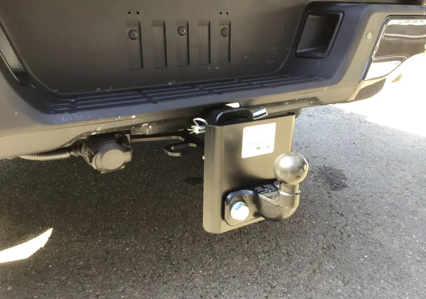 Gros plan sur l'attelage de remorque fixé à l'arrière d'un Ford Ranger Double Cabine gris carbone.