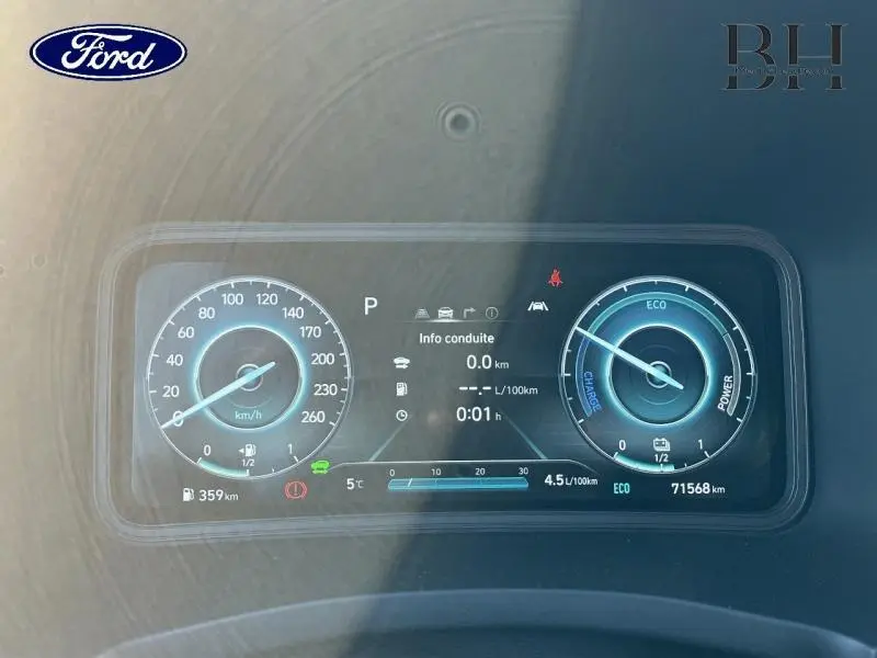 Affichage numérique du tableau de bord de la Hyundai Kona 2022, montrant la vitesse et les indicateurs d'énergie en mode hybride.
