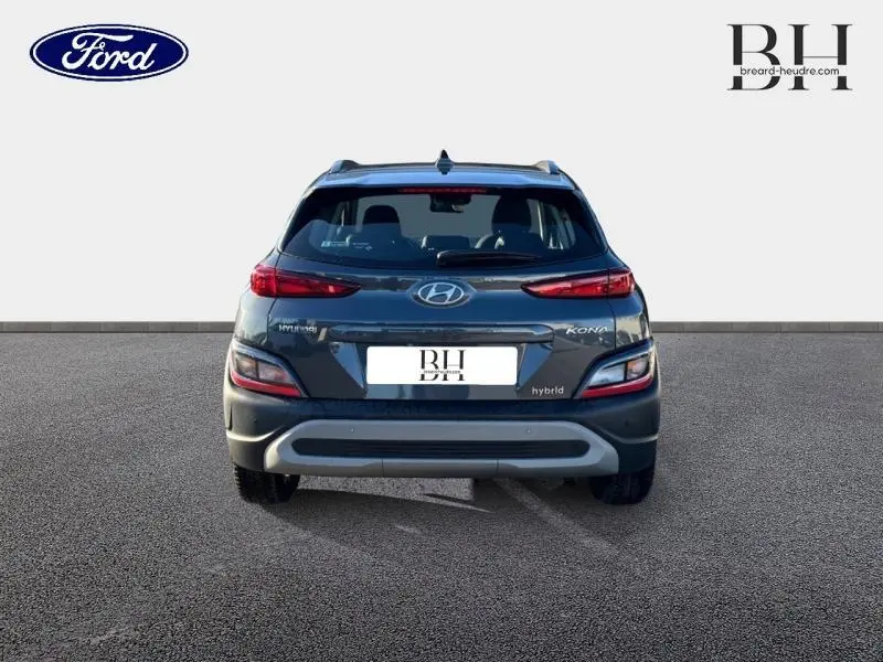 Vue arrière d'une Hyundai Kona hybride 2022 en Dark Knight Métal avec feux LED et logo visible.