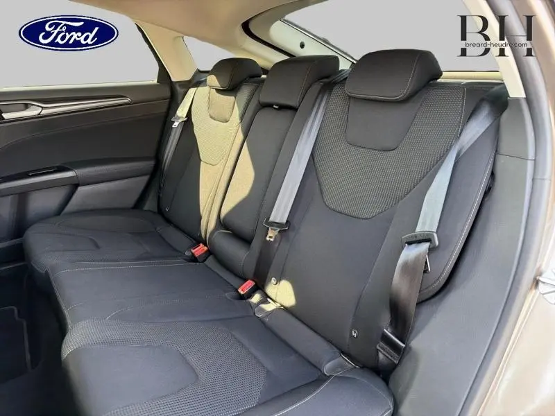 Vue intérieure de la banquette arrière noire de la Ford Mondeo 2021, avec ceintures de sécurité et appuis-tête visibles.