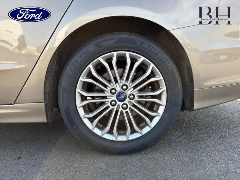 Gros plan sur la roue avant droite de la Ford Mondeo 2021 gris Premium Millenium avec jante alliage multi-branches.