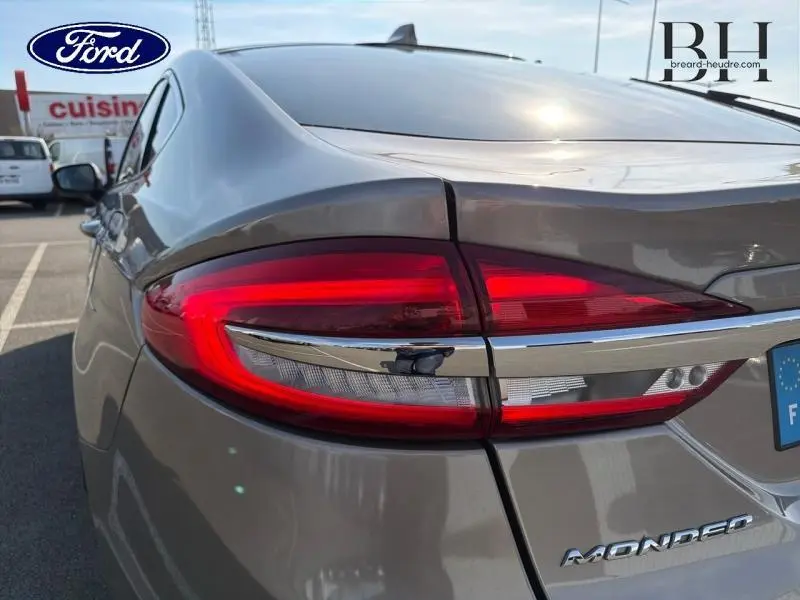 Gros plan sur le feu arrière droit d'une Ford Mondeo gris millenium avec la partie arrière et le logo visible.