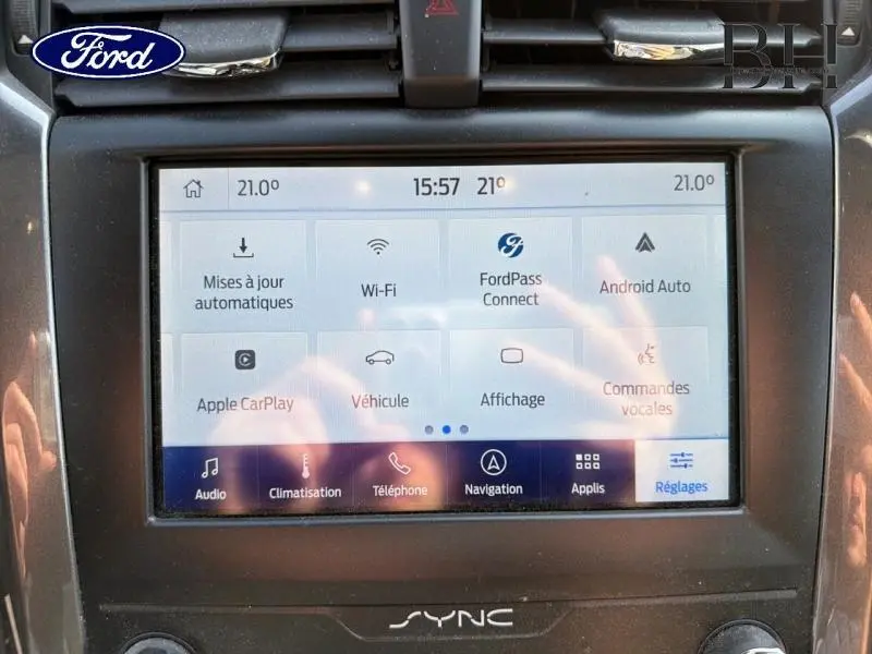 Écran tactile central du Ford Mondeo gris Premium affichant le menu des réglages et connectivités.