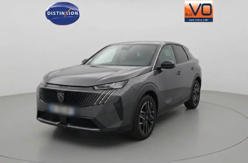 Vue 3/4 avant d’un Peugeot 3008 Hybrid gris foncé avec jantes alliage 19 pouces dans un studio blanc.