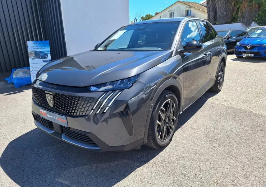 Peugeot 3008 Hybrid gris foncé en 3/4 avant droit, avec jantes alliage 19 pouces et calandre noire distinctive.
