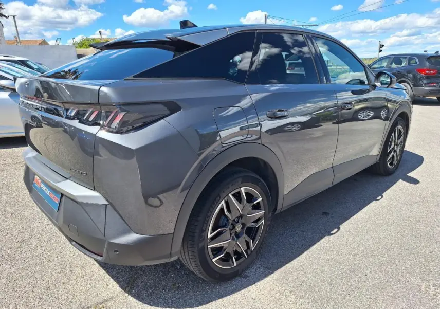 Peugeot 3008 Hybrid gris foncé en 3/4 arrière droit, avec jantes alliage 19 pouces et vitres teintées.