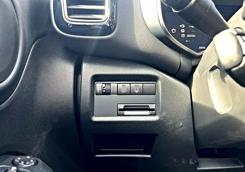 Détail des commandes côté gauche du tableau de bord du Citroën C5 Aircross noir 2025, avec réglage éclairage et aides à la conduite.