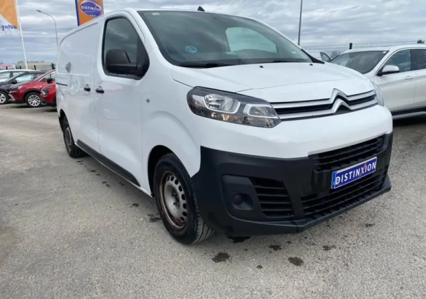 Fourgon Citroën Jumpy blanc vu en 3/4 avant droit, avec pare-chocs noirs et roues acier visibles.