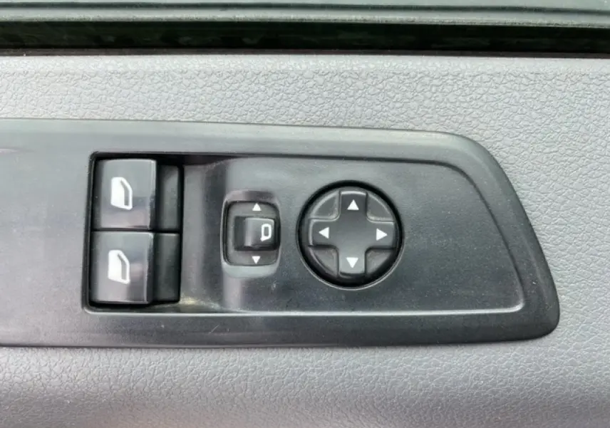 Panneau de commandes des lève-vitres et réglage des rétroviseurs côté gauche du Citroën Jumpy blanc 2019.
