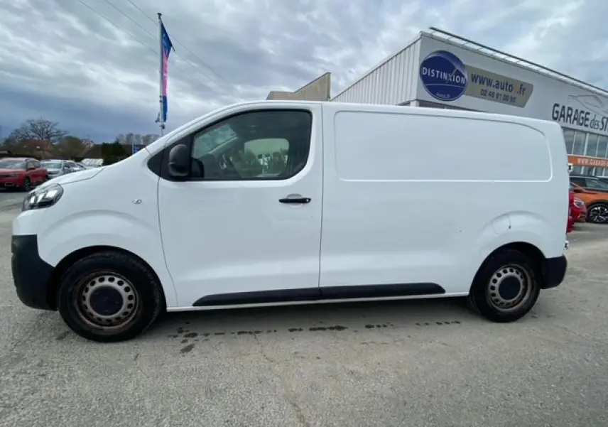 Vue de profil côté gauche du fourgon blanc Citroën Jumpy 2019 avec porte latérale coulissante et roues acier.
