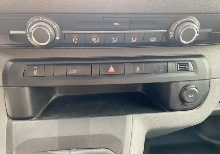 Détail du tableau de bord noir du Citroën Jumpy 2019 avec commandes climatisation et prise 12V visible.