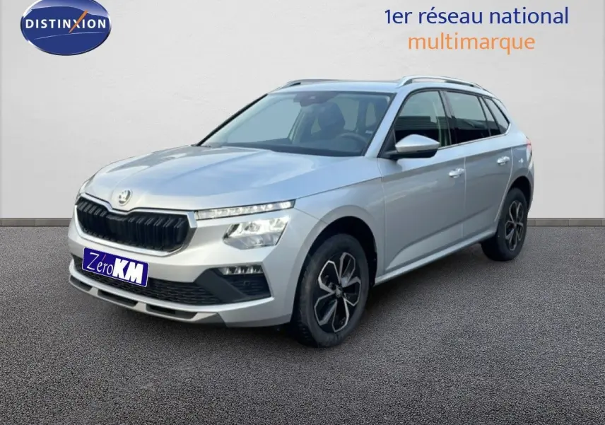 SKODA KAMIQ gris argent métal en 3/4 avant droit, avec calandre noire et jantes alliage bicolores.