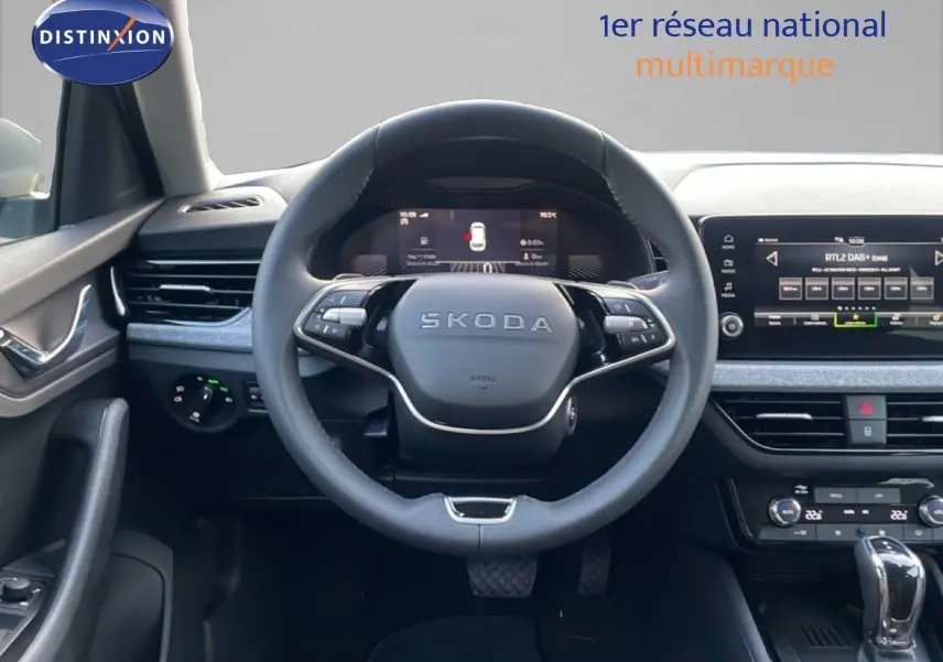 Intérieur du Skoda Kamiq 2025, vue centrée sur le volant multifonction et tableau de bord numérique, ambiance gris noir.