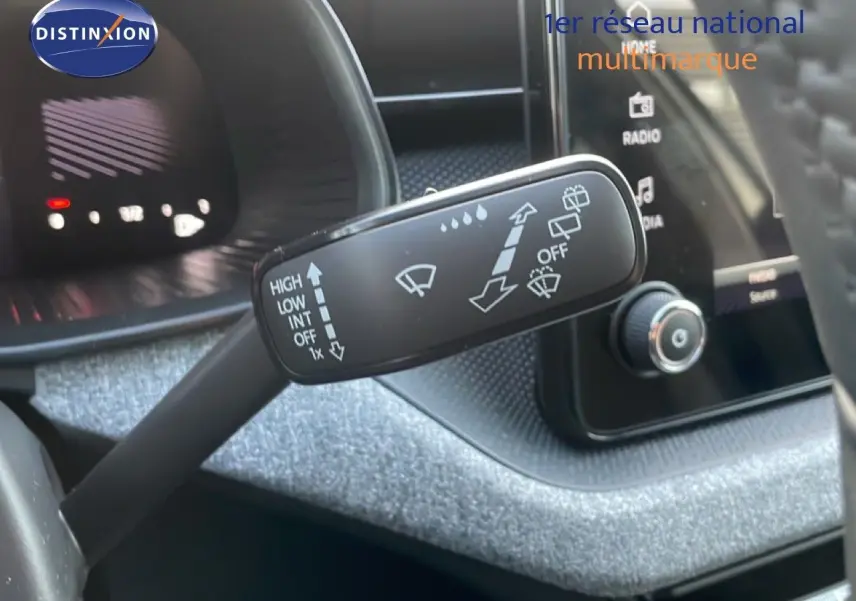 Gros plan sur la manette d’essuie-glace du Skoda Kamiq 2025, intérieur gris argent métallisé avec tableau de bord numérique.