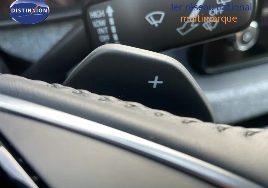 Gros plan sur la palette de changement de vitesse "+" du volant cuir d'une Skoda Kamiq gris argent 2025.