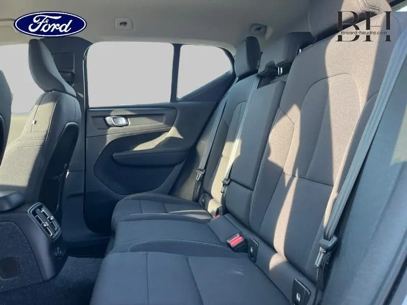 Vue intérieure côté droit des sièges arrière en tissu gris du Volvo XC40 T5 Recharge 2021 avec ceintures et appuie-têtes.